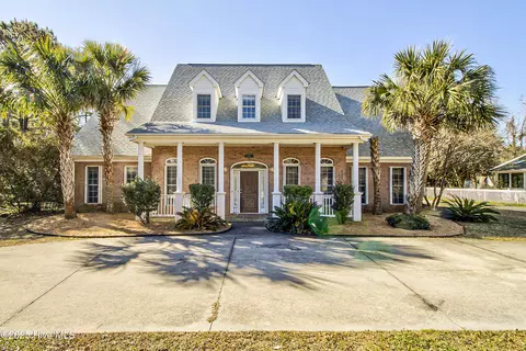 613 Clarendon Ave, Carolina Beach, NC 28428