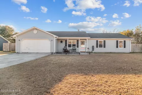 104 Foxlair Dr, Hubert, NC 28539