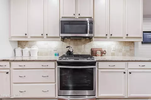 Kitchen - 2933 Pullen Dr, Leland, NC 28451 photo 4 of 6