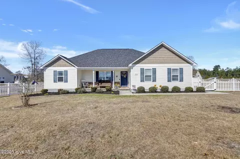 801 Semora Ct, Richlands, NC 28574