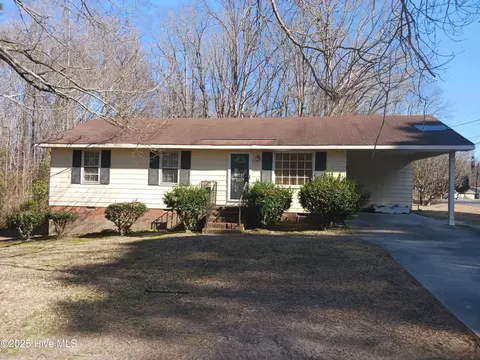 900 N Parker St, Elm City, NC 27822
