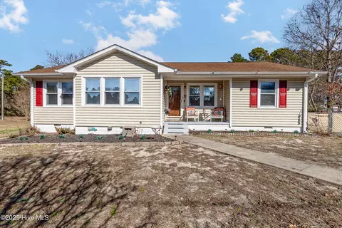 66 Sanders Dr, Hubert, NC 28539