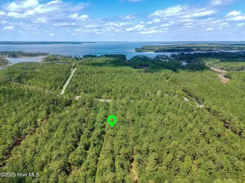 20 Sandy Point Rd, Scranton, NC 27875