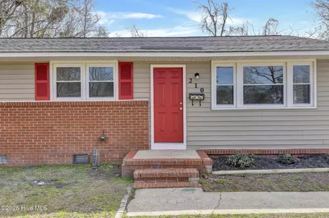 210 Regalwood Dr, Jacksonville, NC 28546