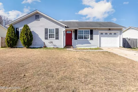 480 Hunting Green Dr, Jacksonville, NC 28546