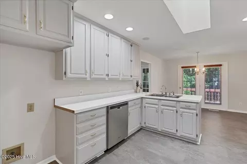 Kitchen - 6 Elmhurst Pl, Pinehurst, NC 28374 photo 2 of 5