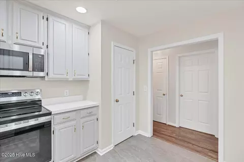 Entry Way - 6 Elmhurst Pl, Pinehurst, NC 28374 photo 2 of 2
