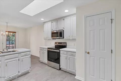 Kitchen - 6 Elmhurst Pl, Pinehurst, NC 28374 photo 3 of 5
