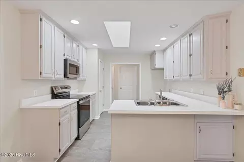 Kitchen - 6 Elmhurst Pl, Pinehurst, NC 28374 photo 4 of 5