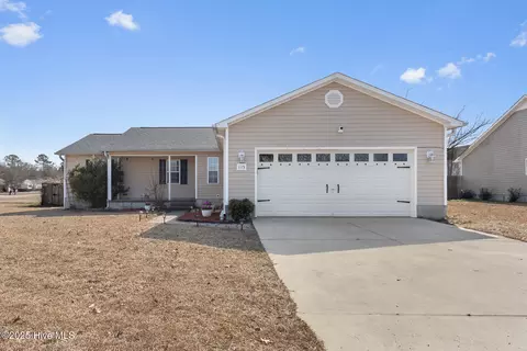 115 Wheaton Dr, Richlands, NC 28574