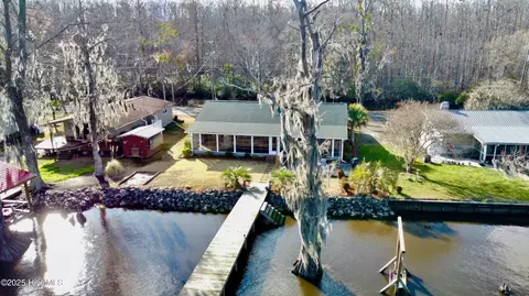 2208 Canal Cove Rd, Lake Waccamaw, NC 28450