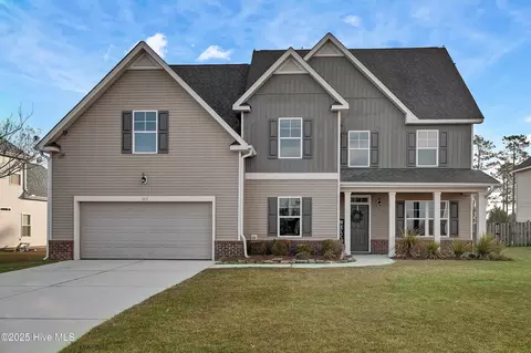 102 Pine Lakes Dr, Maple Hill, NC 28454