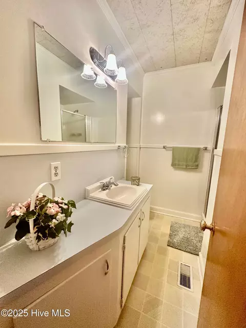Bath - 405 E Simmons Ave, Williamston, NC 27892 photo 2 of 6
