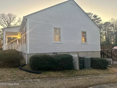 Exterior - 405 E Simmons Ave, Williamston, NC 27892 photo 5 of 7