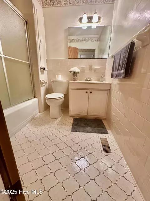 Bath - 405 E Simmons Ave, Williamston, NC 27892 photo 1 of 6