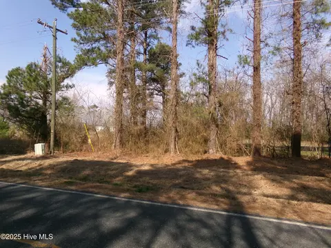 . Pages Lake Road, Saint Pauls, NC 28384
