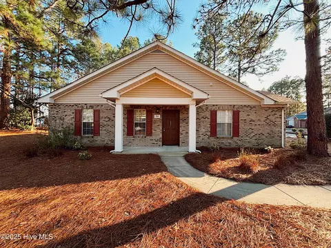 701 Chancery Ln, Aberdeen, NC 28315