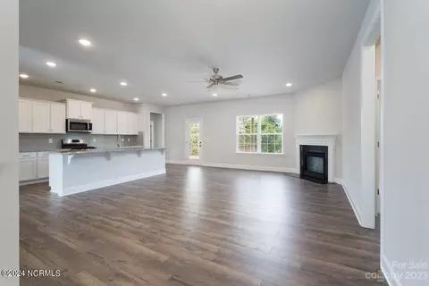 Living - 163 Cherry Laurel Dr, Wallace, NC 28466 photo 2 of 4