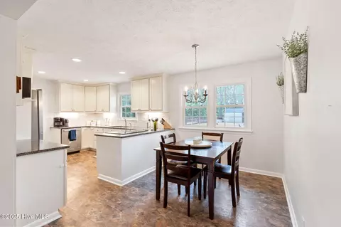 Dining - 107 Pee Dee Rd, Aberdeen, NC 28315 photo 1 of 2