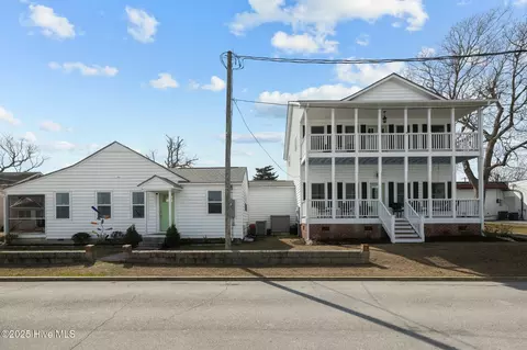 106 S Water St, Swansboro, NC 28584