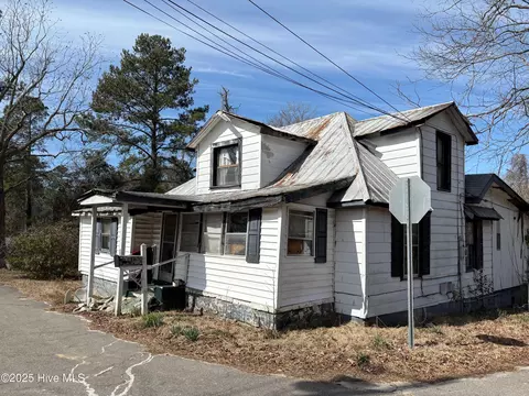 109 Blue Ave, Raeford, NC 28376