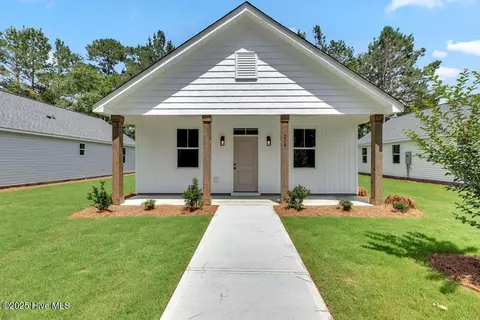 208 S Johnson St, Burgaw, NC 28425