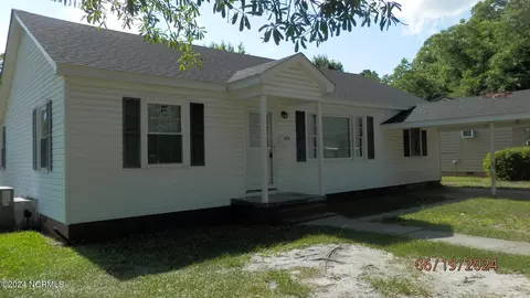 226 S Wilson St, Chadbourn, NC 28431