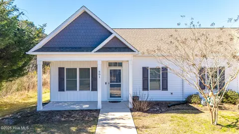 601 Pirates Landing Dr, Beaufort, NC 28516