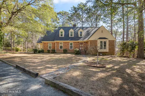 906 Robinwood Rd, Aberdeen, NC 28315