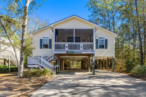 326 NE 41st St, Oak Island, NC 28465
