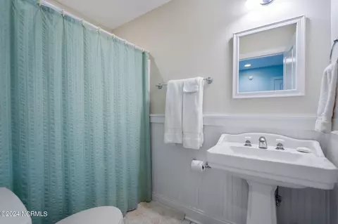 Bath - 508 Lakeview Dr, Hampstead, NC 28443 photo 3 of 4