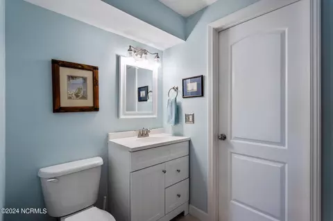 Bath - 508 Lakeview Dr, Hampstead, NC 28443 photo 4 of 4