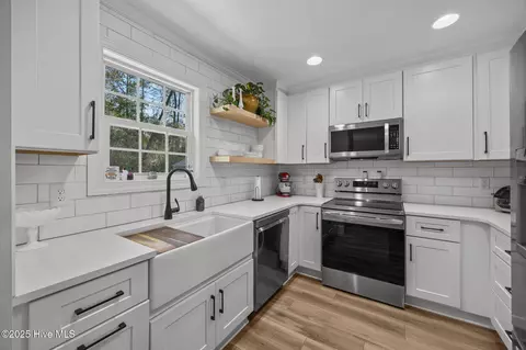 Kitchen - 129 Pebble Beach Dr, Hampstead, NC 28443 photo 1 of 5
