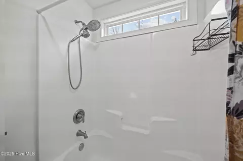 Bath - 129 Pebble Beach Dr, Hampstead, NC 28443 photo 5 of 7
