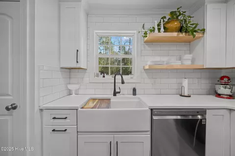 Kitchen - 129 Pebble Beach Dr, Hampstead, NC 28443 photo 3 of 5