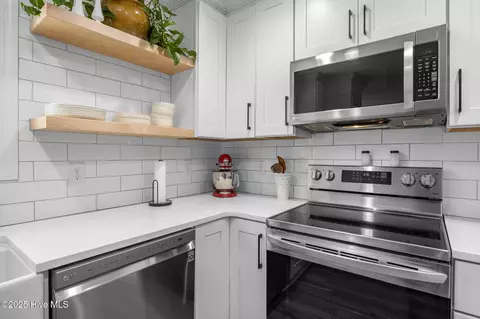 Kitchen - 129 Pebble Beach Dr, Hampstead, NC 28443 photo 5 of 5