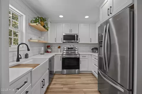 Kitchen - 129 Pebble Beach Dr, Hampstead, NC 28443 photo 2 of 5