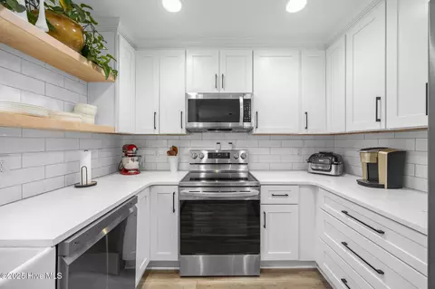 Kitchen - 129 Pebble Beach Dr, Hampstead, NC 28443 photo 4 of 5