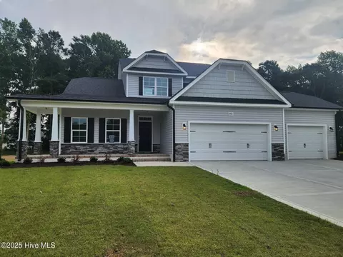 2921 Tucker Hill Dr, Grimesland, NC 27837