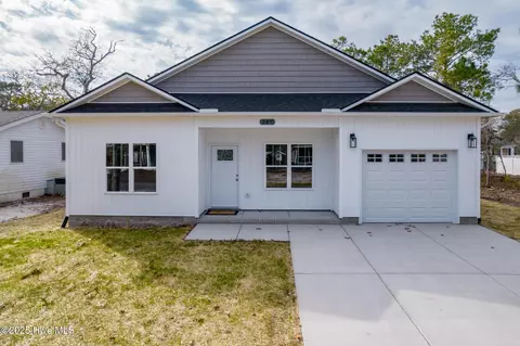 147 NE 18th St, Oak Island, NC 28465
