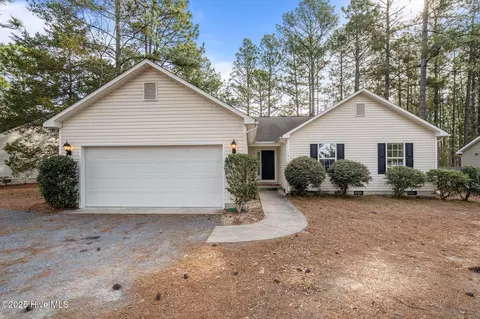 195 Pecan Ln, Aberdeen, NC 28315