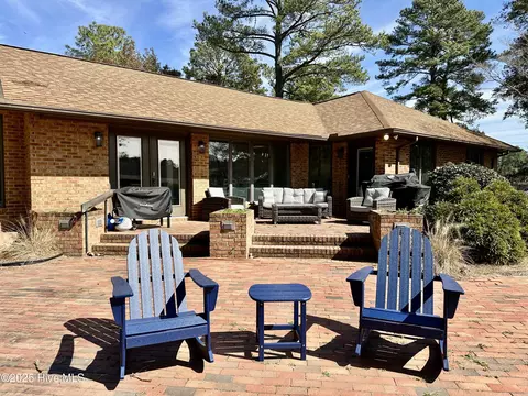 933 Yadkin Rd, Southern Pines, NC 28387