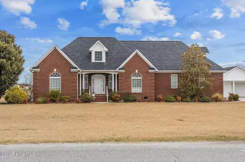 6011 Waters Edge Dr, Grifton, NC 28530