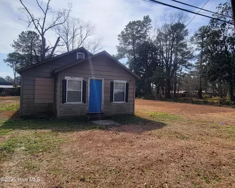 214 E South St, Rose Hill, NC 28458