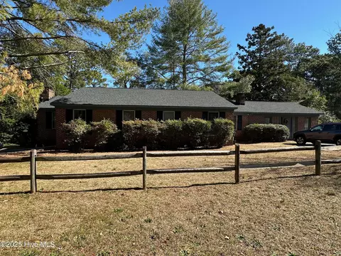 385 E Delaware Ave, Southern Pines, NC 28387