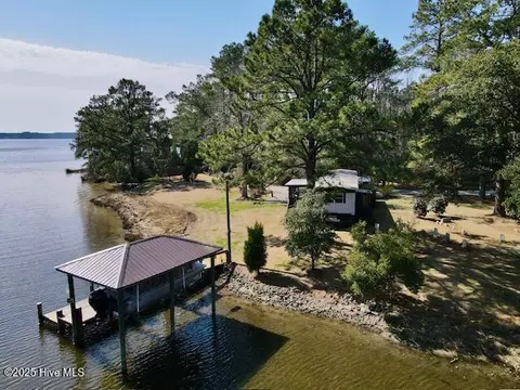 401 Matthews Rd, Bayboro, NC 28515