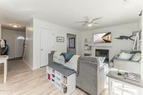 Entry Way - 109 Spain Dr, Hubert, NC 28539 photo 2 of 3
