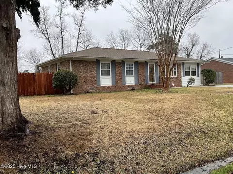 102 Greencrest Cir, Jacksonville, NC 28540