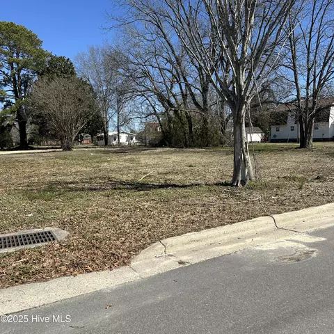 706 N Oakum St, Edenton, NC 27932