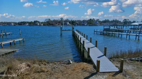390 Beacon Ln, Sneads Ferry, NC 28460